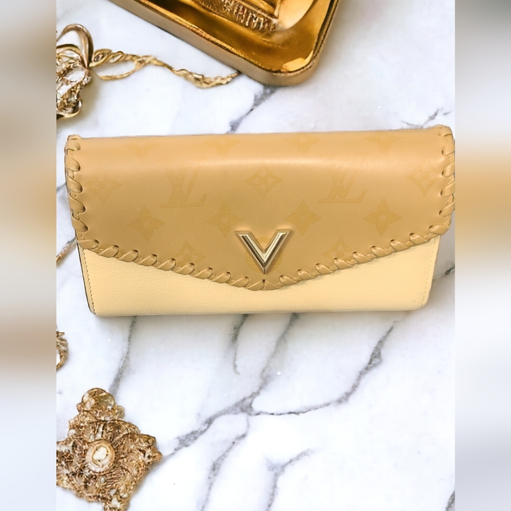 Louis Vuitton LV large wallet 💝LV💝 RARE Monogram Cuir Plume Very Wallet Sesame